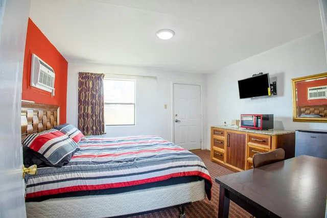 غرفة بسرير كينج لذوي الإعاقة، Sands Motel By OYO El Paso near Airport 1/7