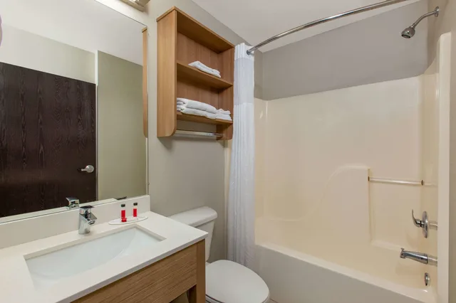 غرفة ديلوكس بسرير كينج، Microtel Inn And Suites Augusta 2/3
