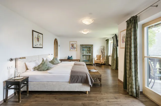 جناح بسرير كينج بإطلالة على البحيرة بشرفة بغرفة نوم واحدة مع أريكة، Exclusive Hotel Der Westerhof 1/10