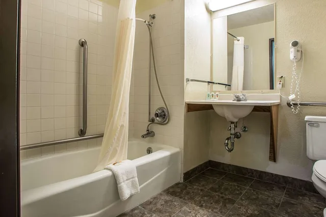 غرفة بسرير كينج لذوي الإعاقة، Quality Inn & Suites Marinette 2/2