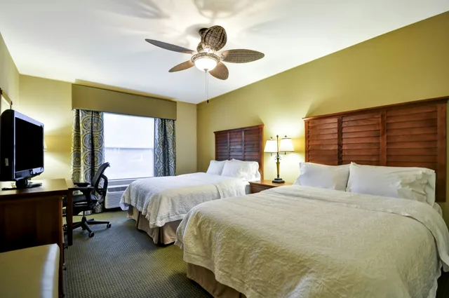 غرفة بسريرين كوين لذوي الإعاقة، Hampton Inn Suites Charleston 2/6