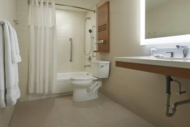 غرفة بسرير كينج وسرير كوين، Delta Hotels by Marriott Toronto Airport & Conference Centre 5/9