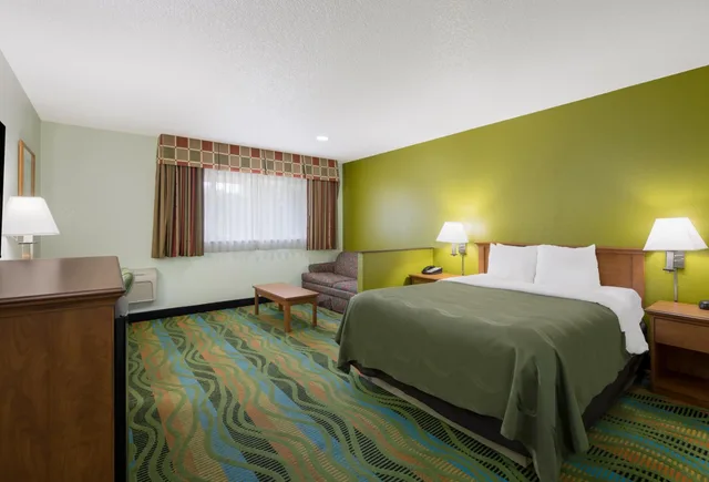 جناح بغرفة نوم واحدة مع أريكة، Quality Inn and Suites Medford Airport 4/6