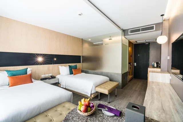 غرفة كلوب فاخرة بسرير مزدوج بإطلالة على المسبح بشرفة، Hotel Vista Pattaya 1/4