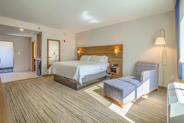 Standard, King Bed, Holiday Inn Express Hotel And Suites Gulf Shores 3/6