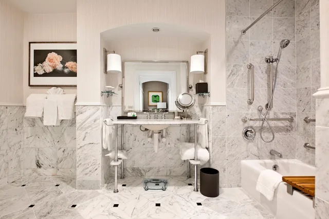 غرفة غراند بسرير كينج بإطلالة على المتنزه لذوي الإعاقة، The Ballantyne A Luxury Collection Hotel Charlotte 2/2