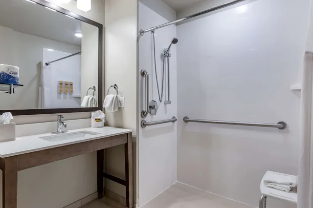 غرفة قياسية بسرير كينج وسرير كوين بشرفة مع أريكة لذوي الإعاقة، Best Western Plus Zion Canyon Inn & Suites 9/10