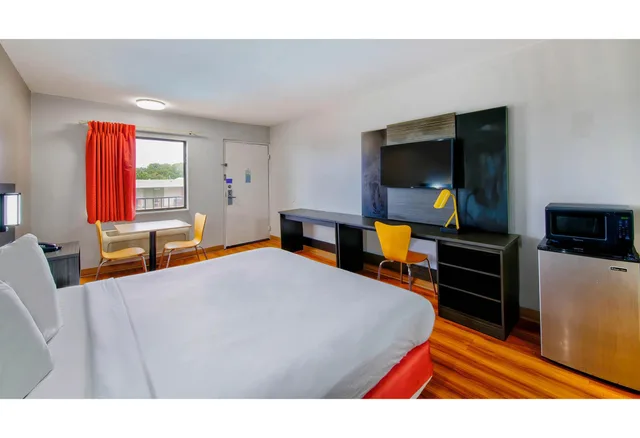 غرفة بسرير كينج، Motel6 Gainesville, GA 1/4
