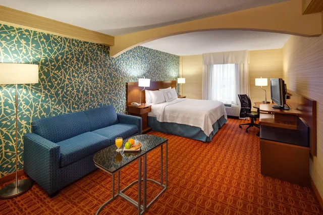 جناح تنفيذي بسرير كينج بغرفة نوم واحدة، Fairfield Inn And Suites Toronto Airport 2/2