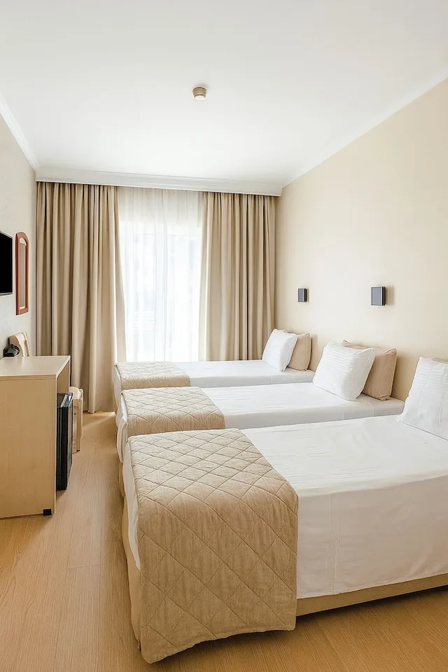 غرفة ثلاثية بثلاثة أسرّة، London Hotel 1/2