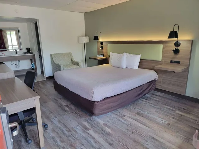 غرفة بسرير كينج لذوي الإعاقة، Quality Inn Perry 2/4
