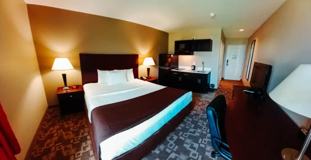 غرفة بسرير كينج بمطبخ صغير، Suburban Studios Berwick - Morgan City 1/8