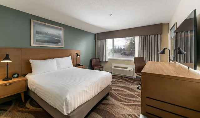 غرفة بسرير كوين لذوي الإعاقة، Prestige Hudson Bay Lodge & Conference Centre, WorldHotels 1/3