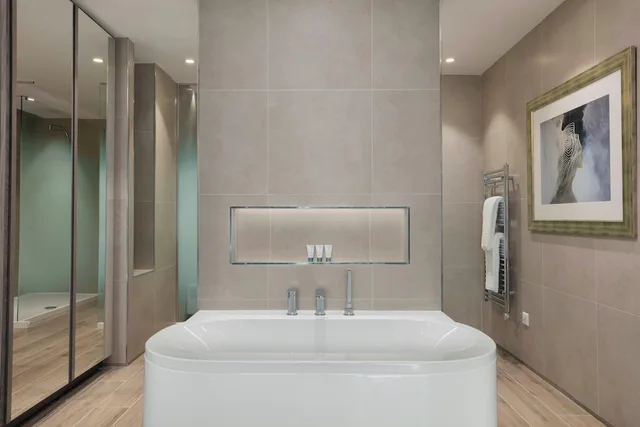 جناح فاخر بسرير كينج بشرفة بغرفة نوم واحدة مع أريكة، The Westin Dragonara Resort Malta 3/4