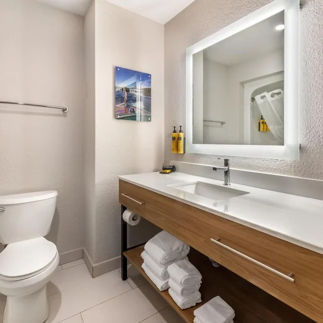 Suite, King Bed, No View, Sofa, Hot Tub, Best Western Plus 1000 Islands Hotel & Suites 4/5