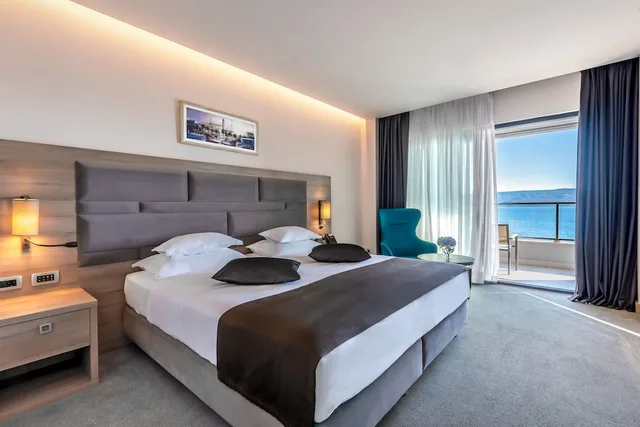 غرفة ديلوكس بسرير كينج بإطلالة على البحر بشرفة، HOTEL PLAZA DUCE 1/4