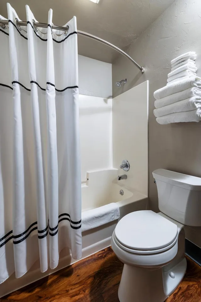 غرفة بسرير كوين، Hotel J Green Bay Formerly Airport Settle Inn 6/8