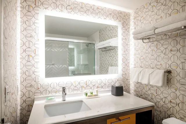 جناح بسريرين كوين مع أريكة، Holiday Inn Suites Pittsfield Berkshires 3/4