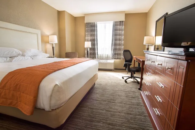 2 Rooms, Me, King Bed, Bathtub, Accessible، Drury Inn and Suites Cincinnati Sharonville 1/5