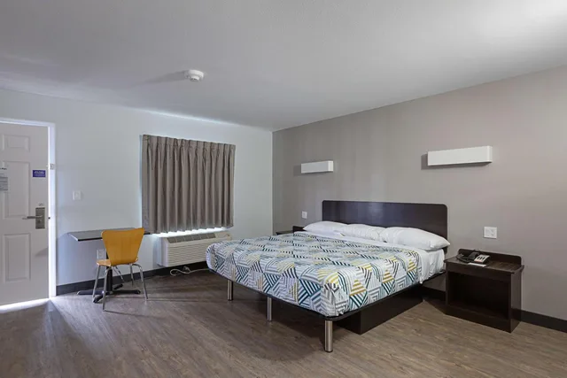 Deluxe, King Bed, Motel6 Show Low, AZ 2/10