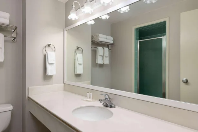 Room, King Bed, 2 Queen Beds, Travelodge By Wyndham Monterey Bay 8/10