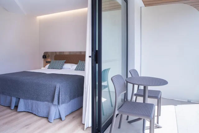 جناح جونيور بشرفة، Presidente Hotel 3/9