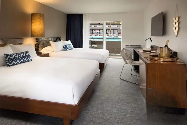 غرفة ديلوكس بسريرين كوين بإطلالة على المسبح، V Capri Palm Springs, a Dolce by Wyndham 1/4