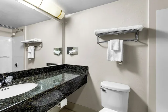 جناح بسرير كينج، Suburban Studios Altoona PA 3/5