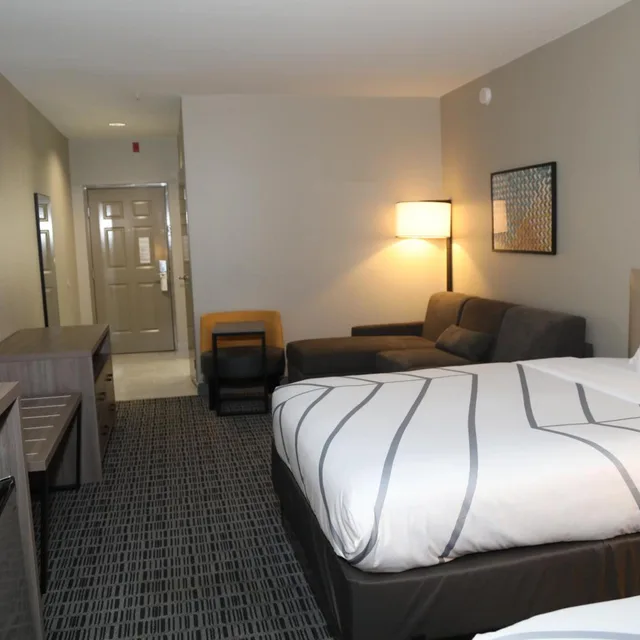 غرفة ديلوكس بسريرين مزدوجين مع أريكة، La Quinta Inn and Suites by Wyndham Montgomery 3/10