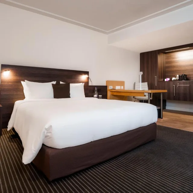 جناح جونيور بسرير كوين بمنطقة جلوس، Crowne Plaza Zurich 6/10