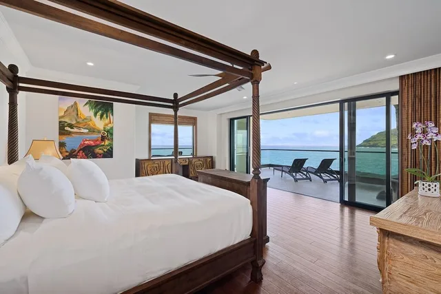 3 Bedrooms, Residence, 2 King Beds, 2 Queen Beds, Ocean Front، Timbers Kauai 1/2
