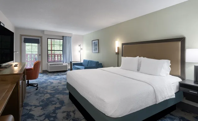 غرفة بسرير كينج بإطلالة على النهر مع أريكة، Hampton Inn Helen 2/4