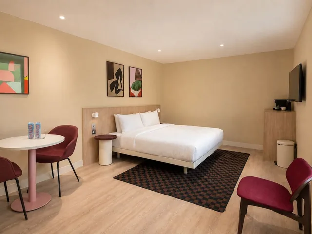 Interior, Medium, Queen Bed، My Brighton 1/5