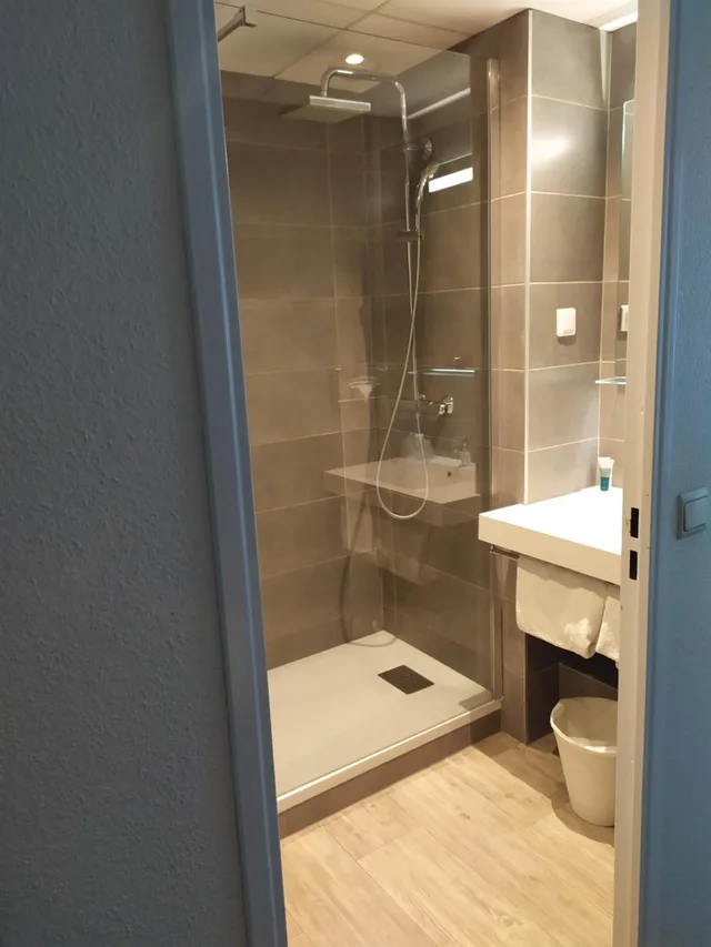 غرفة بسرير مزدوج بإطلالة على المسبح، Thalazur Antibes - Hotel & Spa 6/6