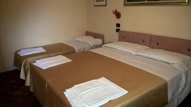 غرفة ثلاثية، Hotel Parigi 7/8