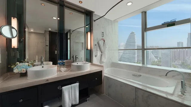 جناح بسرير كينج مع دخول صالة النادي في طابق مرتفع، Holiday Inn Focus Square 5/8