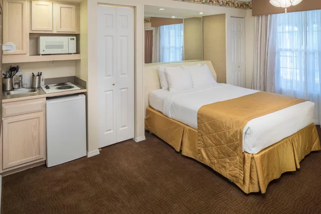 2 Bedroom Suite King Bed Queen Bed and Sleeper Sofa، The Suites At Fall Creek 2/3