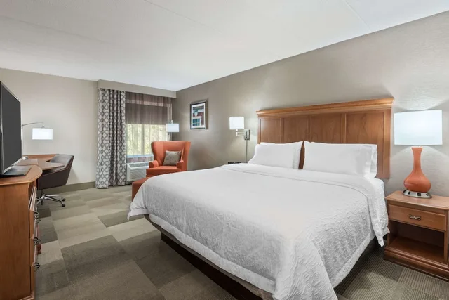 Standard, King Bed, Hampton Inn Danbury Ct 1/1