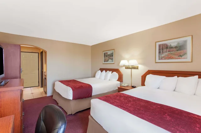 Efficiency, 2 Queen Beds، Ramada By Wyndham Fresno Northwest 3/10