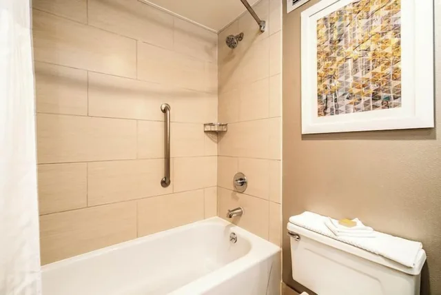 جناح بسرير كينج بإطلالة على الجبل بغرفة نوم واحدة، DoubleTree by Hilton Denver - Westminster 3/3