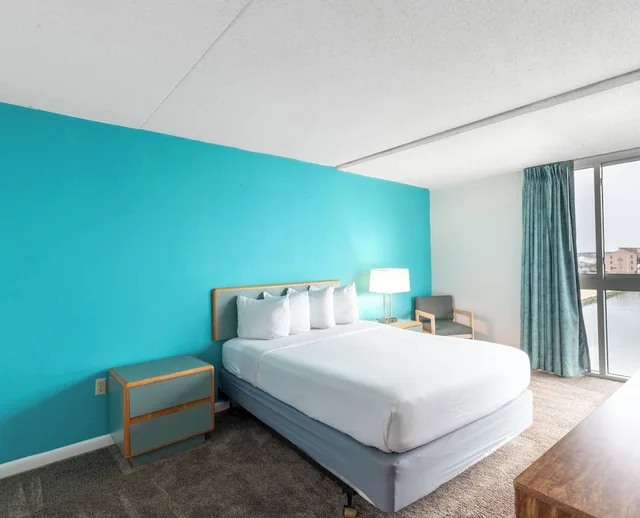 2 Bedrooms, Condo, Premier, Twin Beds, Queen Bed, Bay View, Sofa, Patio، Bay Club Resort 5/10