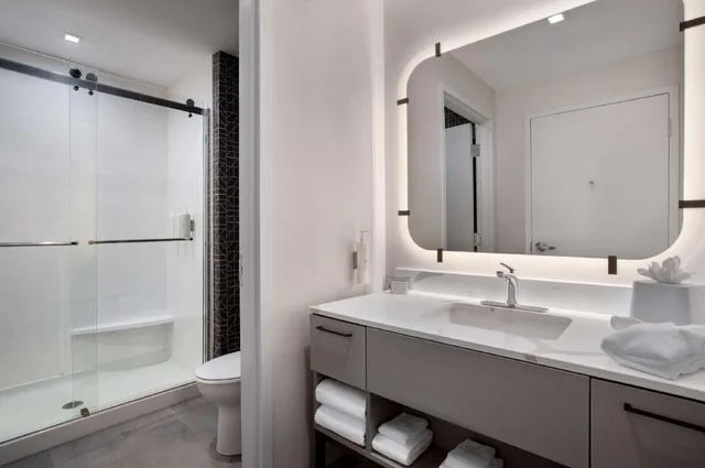 جناح بسرير كينج بشرفة بغرفة نوم واحدة مع أريكة لذوي الإعاقة، Homewood Suites by Hilton Missoula 2/3