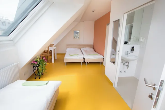غرفة ثلاثية بسرير مزدوج وسرير فردي، A T Holiday Hostel Wien 7/7