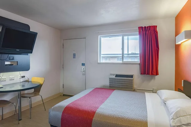 غرفة بسرير كوين للمدخنين، Motel6 Riverton, WY 1/10