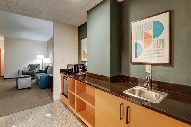 جناح بسرير كينج بغرفتين مع أريكة، Drury Inn and Suites Montgomery 3/3