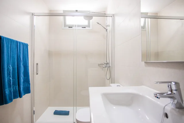 غرفة كلاسيكية بسرير مزدوج بشرفة بإطلالة جزئية على البحر، Servatur Montebello Apartments 3/3