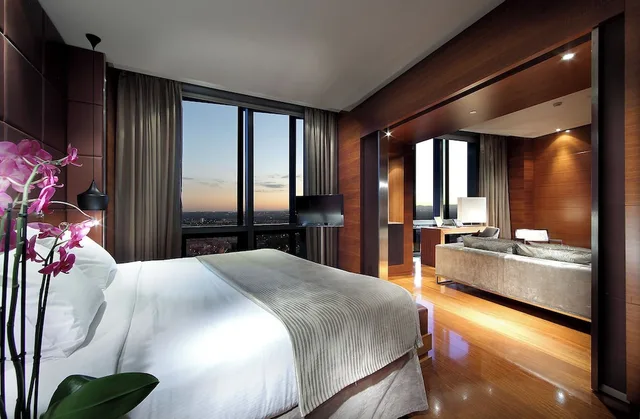 جناح جونيور، Eurostars Madrid Tower 5/10