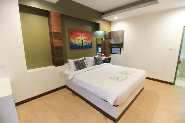 غرفة بسرير كينج بإطلالة على الجبل بشرفة، IP Plus Resort Chanthaburia - Halal Hotel 3/4
