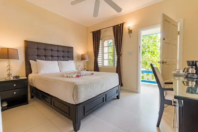 غرفة بسرير كوين، Travellers Beach Resort 1/2