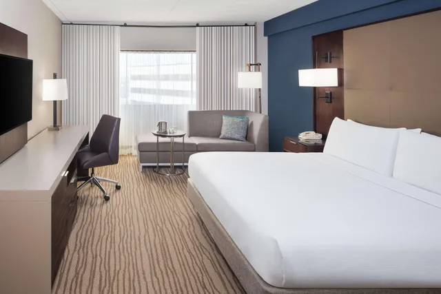 غرفة تنفيذية بسرير كينج، DoubleTree by Hilton Hotel Newark Airport 1/3